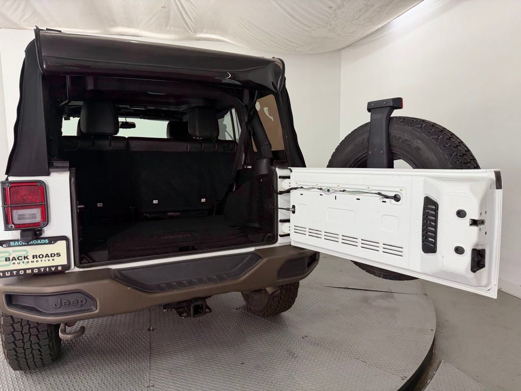 Used 2017 Jeep Wrangler Unlimited Sahara AWD/4WD image 32