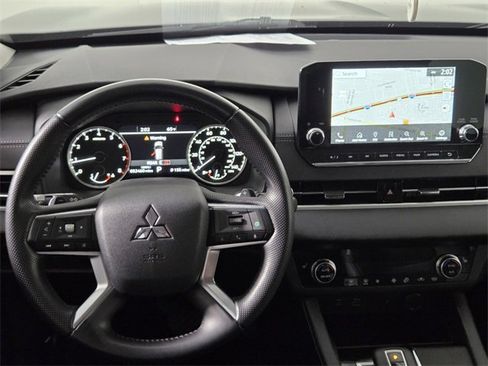 Used 2022 Mitsubishi Outlander SE image 12