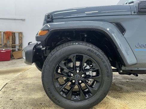 Used 2025 Jeep Wrangler Unlimited Sahara w/ Safety Group image 19