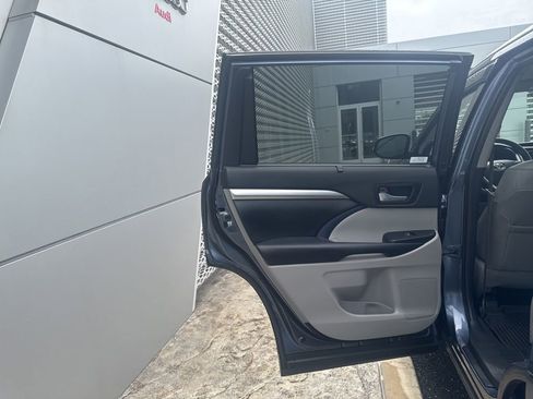 Used 2019 Toyota Highlander XLE AWD/4WD image 42