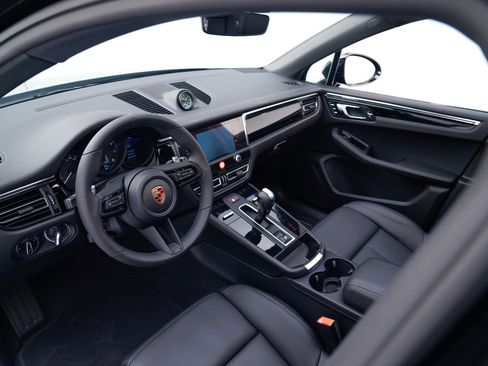 Certified 2026 Porsche Macan AWD/4WD image 4
