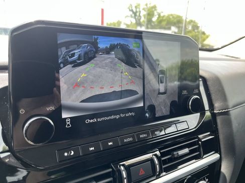 Used 2025 Nissan Pathfinder SL AWD/4WD image 17