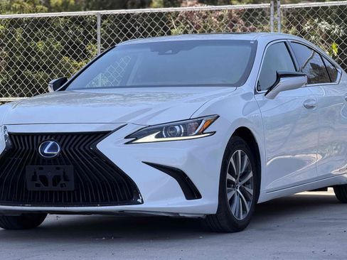 Used 2019 Lexus ES 300h w/ Accessory Package 2 FWD image 3