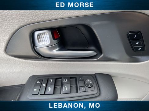 Used 2023 Chrysler Pacifica Touring-L FWD image 21