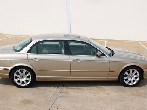 Used 2005 Jaguar XJ8 RWD image 15