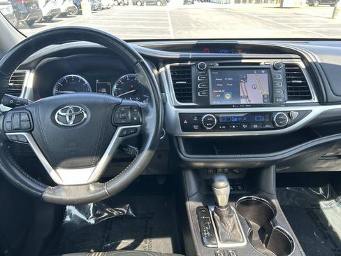 Used 2017 Toyota Highlander SE AWD/4WD image 18