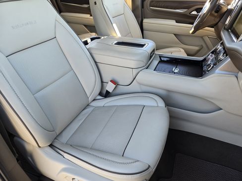 Used 2021 GMC Yukon XL Denali w/ Denali Premium Package image 17