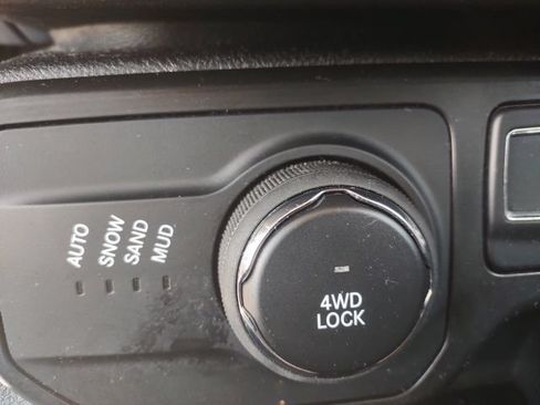 Used 2023 Jeep Renegade Latitude AWD/4WD image 15