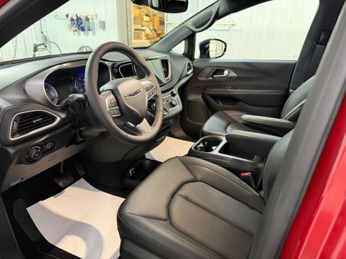 New 2026 Chrysler Pacifica Select AWD/4WD image 8