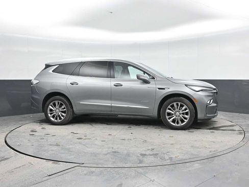 Used 2024 Buick Enclave Avenir image 8