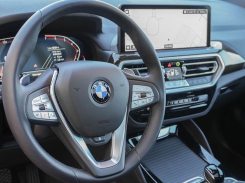 Certified 2025 BMW X4 xDrive30i image 10