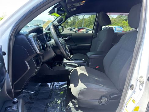 Used 2018 Toyota Tacoma TRD Off-Road AWD/4WD image 11