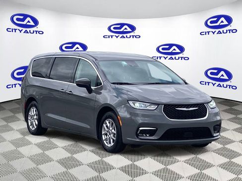 Used 2023 Chrysler Pacifica Touring-L FWD image 1