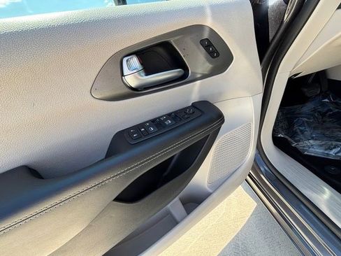 Used 2023 Chrysler Pacifica Touring-L FWD image 12