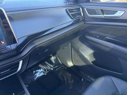 Used 2025 Volkswagen Atlas Cross Sport SEL R-Line image 29