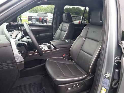 Used 2026 Cadillac Escalade Luxury w/ LPO, Floor Liner Package AWD/4WD image 19