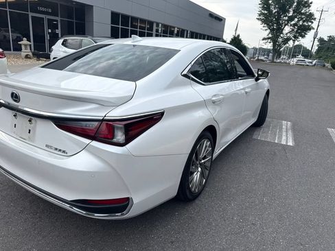 Used 2022 Lexus ES 300h w/ Luxury Package FWD image 7
