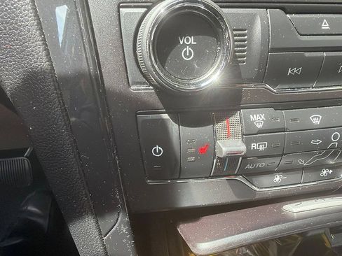 Used 2018 Ford Explorer XLT w/ Equipment Group 202A FWD image 12