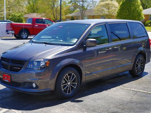 Used 2015 Dodge Grand Caravan SXT w/ Blacktop Package FWD image 3