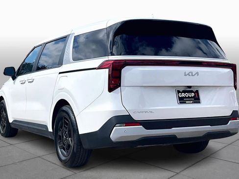 Used 2025 Kia Carnival image 11