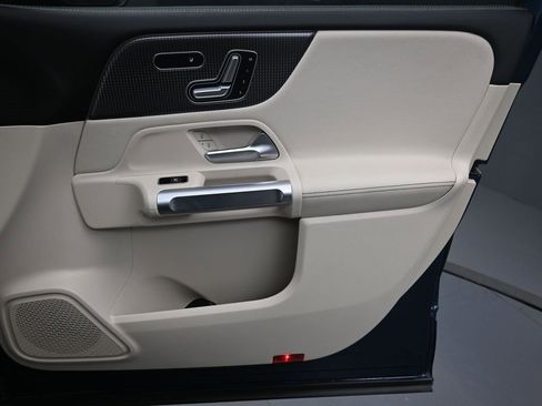 Used 2021 Mercedes-Benz GLB 250 GLB 250 w/ Premium Package image 29