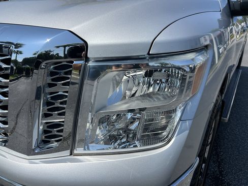Used 2018 Nissan Titan SV w/ SV Convenience Package AWD/4WD image 6