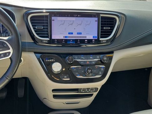 Used 2021 Chrysler Pacifica Touring-L image 26