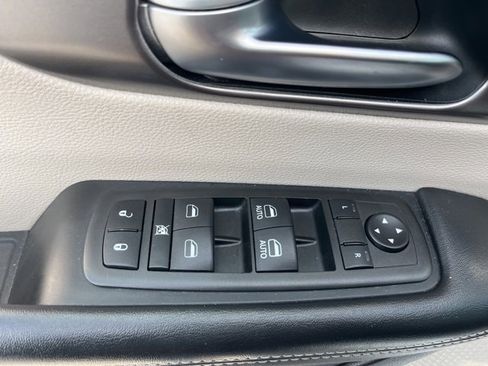 Used 2022 Chrysler Pacifica Touring-L image 15