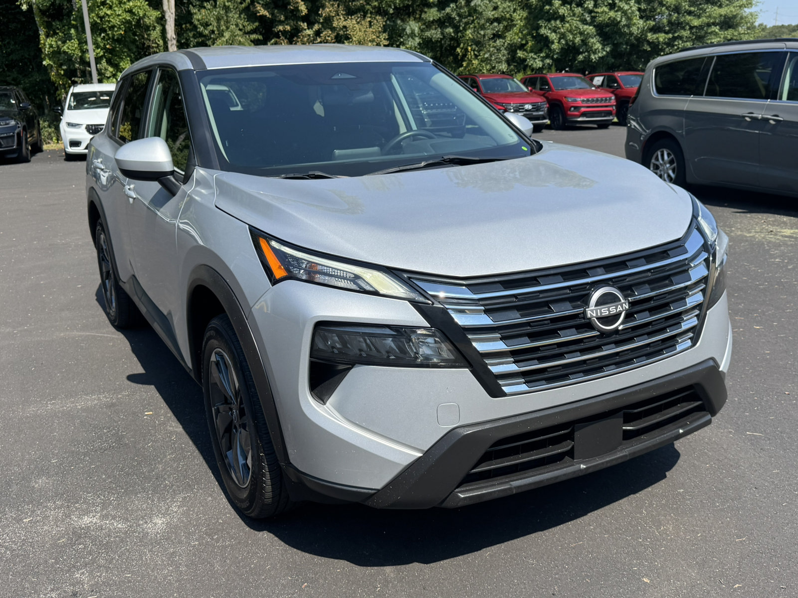 Used 2024 Nissan Rogue SV AWD/4WD image 3