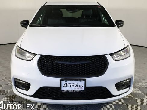 Used 2024 Chrysler Pacifica Select image 2