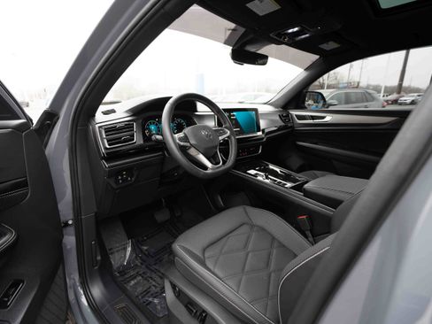 Used 2024 Volkswagen Atlas Cross Sport SE image 8