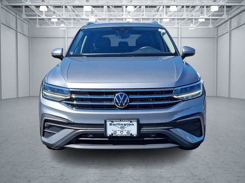 Certified 2023 Volkswagen Tiguan SE w/ Panoramic Sunroof Package AWD/4WD image 2