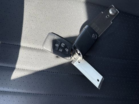 Used 2023 Volkswagen Tiguan SE image 32