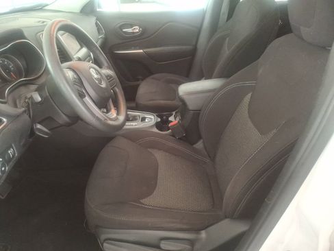 Used 2019 Jeep Cherokee Latitude w/ Popular Appearance Group FWD image 17