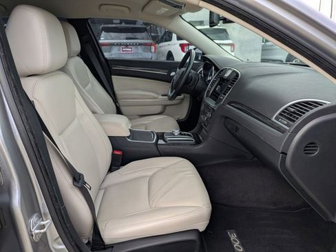 Used 2017 Chrysler 300 Limited image 19