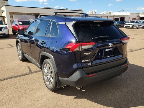 Used 2021 Toyota RAV4 XLE Premium image 3