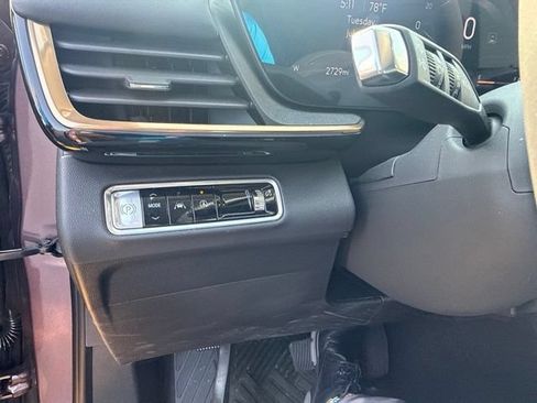 Used 2025 Buick Envision Avenir AWD/4WD image 9
