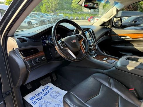 Used 2019 Cadillac Escalade Luxury AWD/4WD image 19
