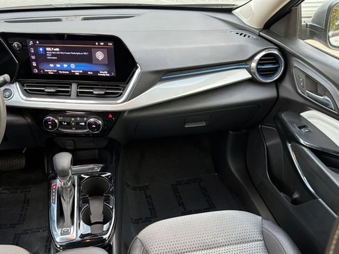 Used 2025 Chevrolet Trax LT FWD image 34