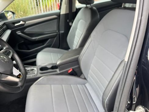 Used 2025 Volkswagen Jetta SE FWD image 8
