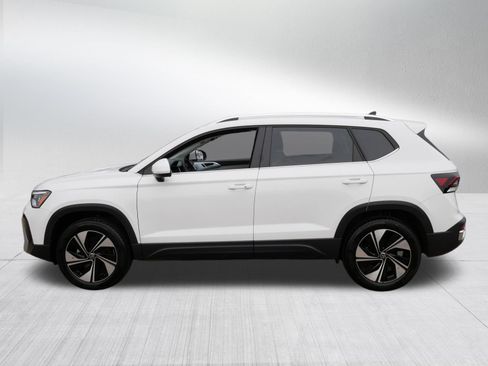 Used 2026 Volkswagen Taos SE w/ Panoramic Sunroof Package AWD/4WD image 4