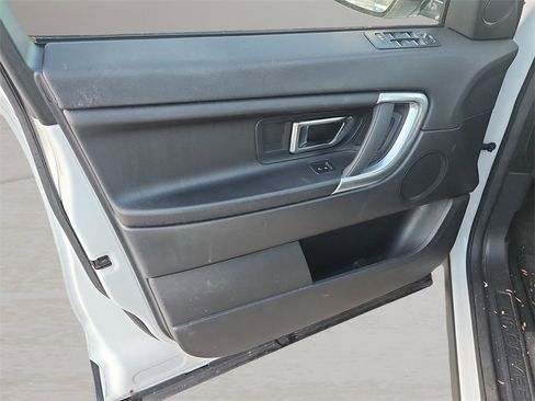 Used 2019 Land Rover Discovery Sport SE image 24