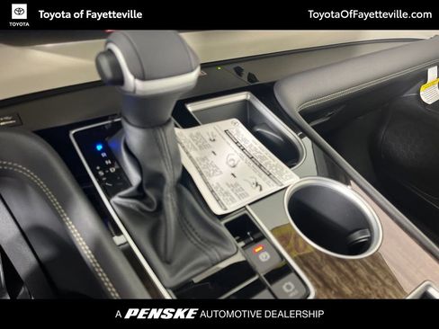 Used 2026 Toyota Sienna Limited FWD image 32