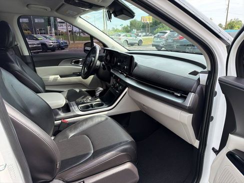 Used 2024 Kia Carnival LX FWD image 5