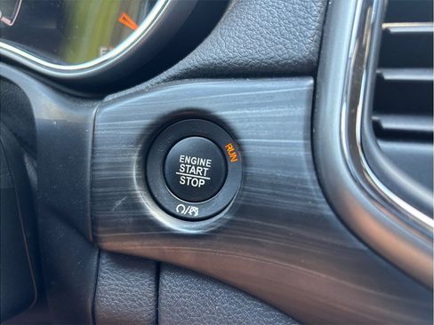 Used 2019 Jeep Grand Cherokee Laredo AWD/4WD image 26