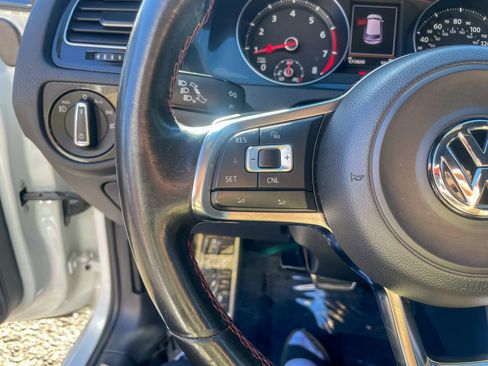 Used 2015 Volkswagen GTI SE image 17