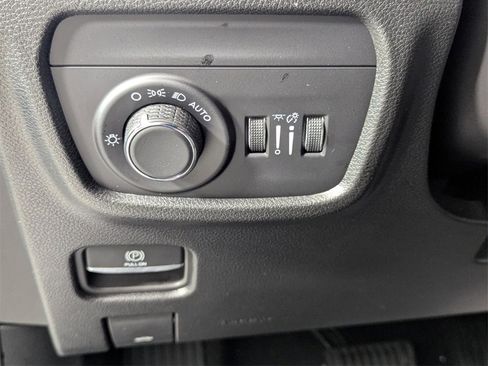 New 2025 Jeep Grand Cherokee Altitude image 13