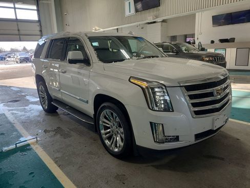 Used 2020 Cadillac Escalade Luxury w/ LPO, Radiant Package image 2