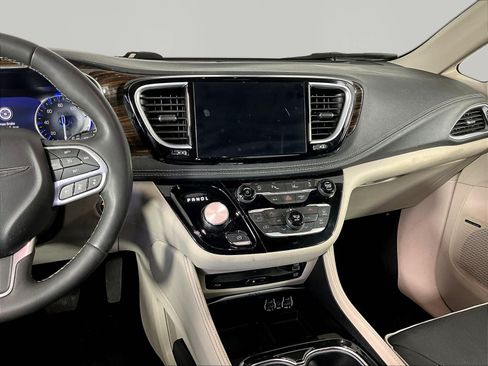 Used 2023 Chrysler Pacifica Limited w/ Uconnect Theater Family Group AWD/4WD image 9