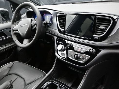 New 2026 Chrysler Pacifica Limited FWD image 15